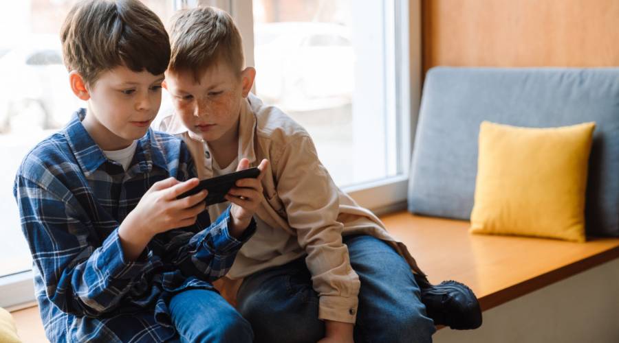 Zakaz używania smartfonów - dajemy czy zabieramy prawo dzieciom? (podcast)